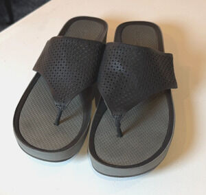 Baretraps 8.5 M Gammie Women’s Black Perforated Thong Wedge Sandals Size